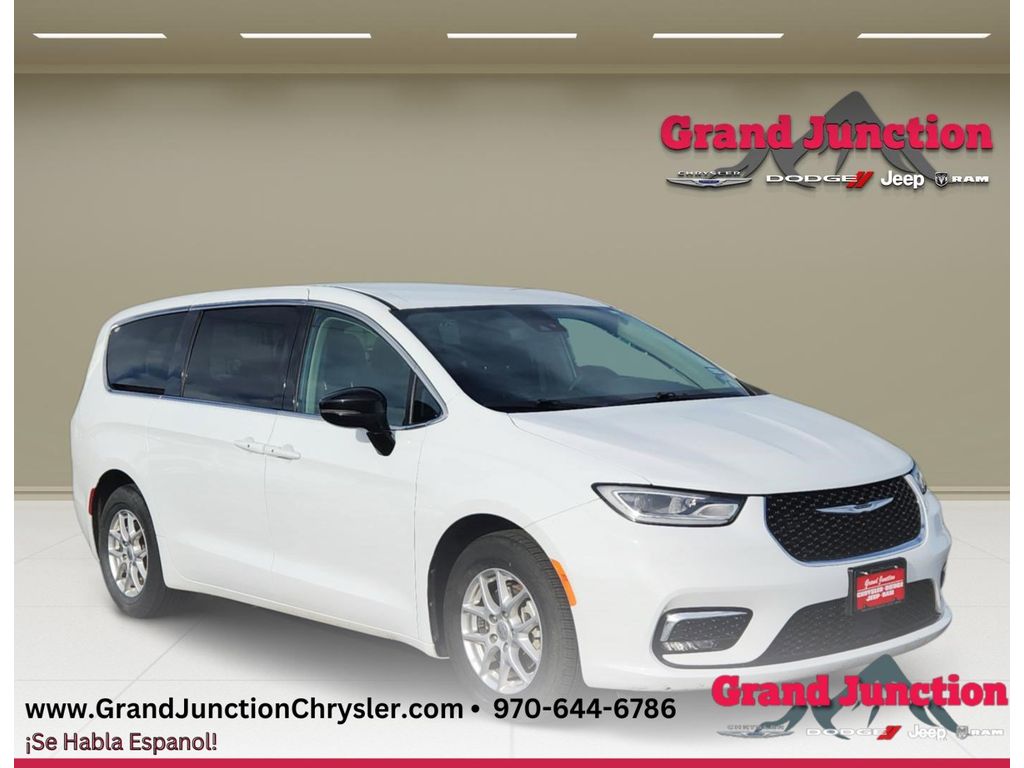 2024 Chrysler Pacifica Touring L's photo