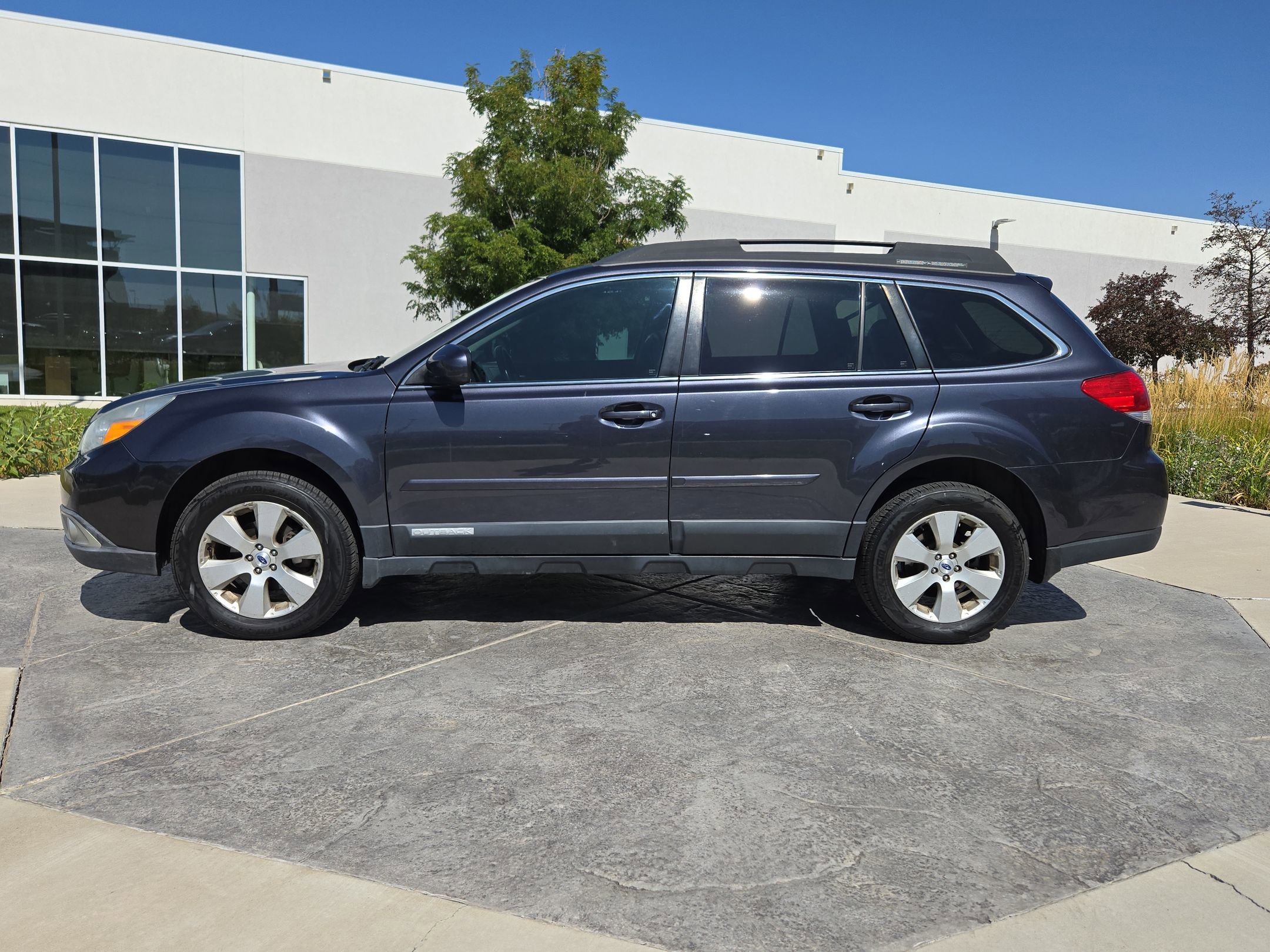 2012 Subaru Outback 2.5i Limited photo 2