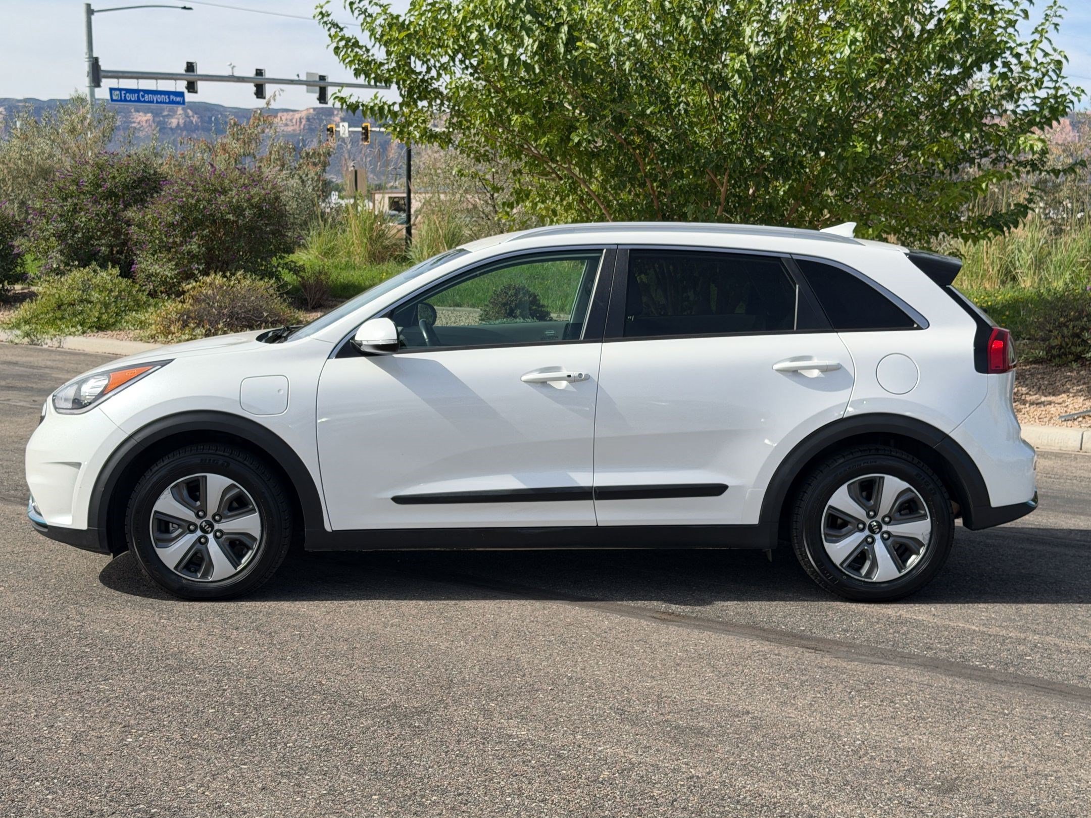 Used 2019 Kia Niro EX with VIN KNDCD3LD8K5295520 for sale in Grand Junction, CO