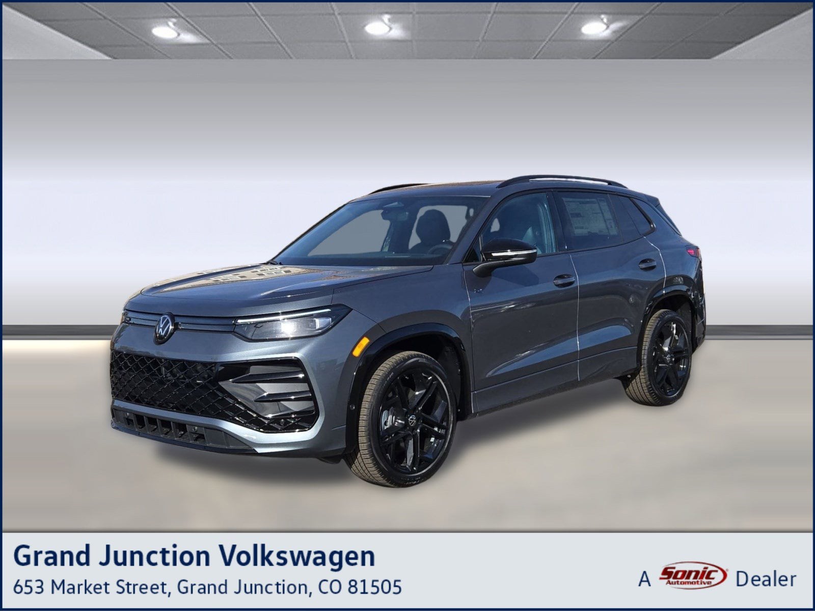 2025 Volkswagen Tiguan SE R-LINE BLACK's photo