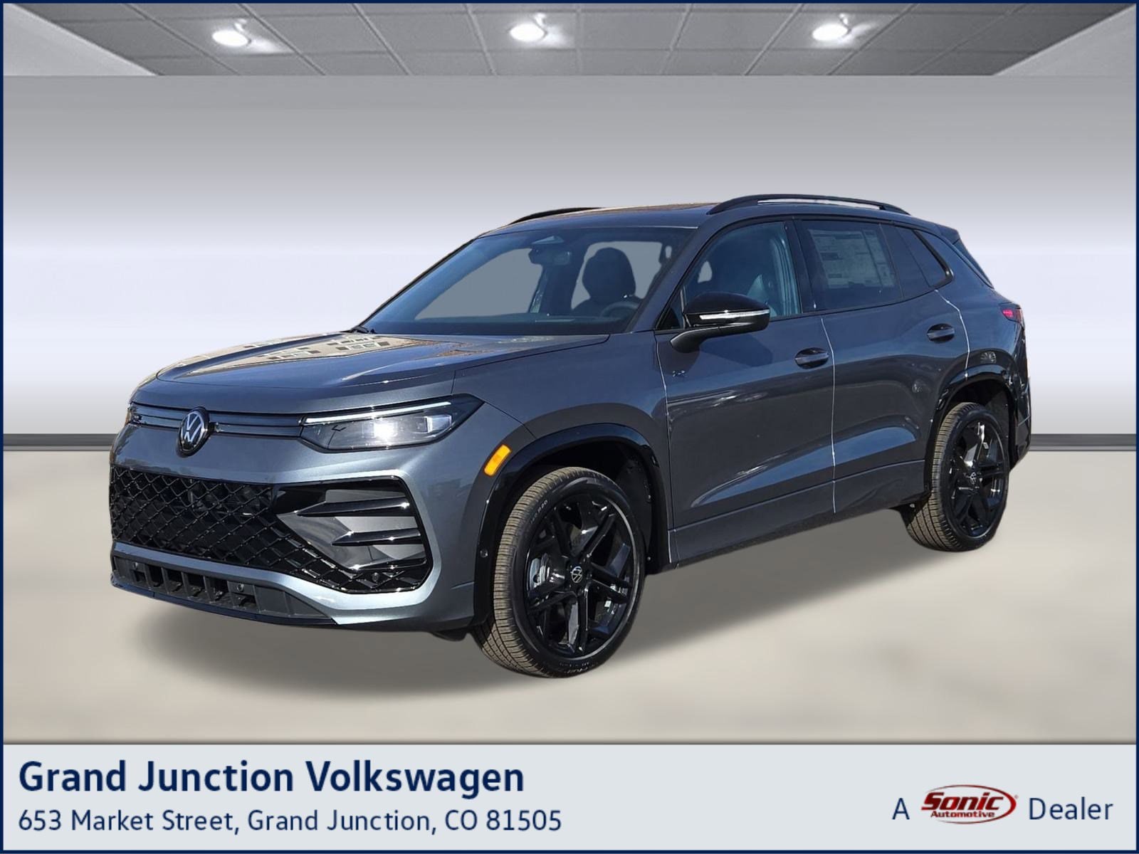2025 Volkswagen Tiguan SE R-LINE BLACK's photo
