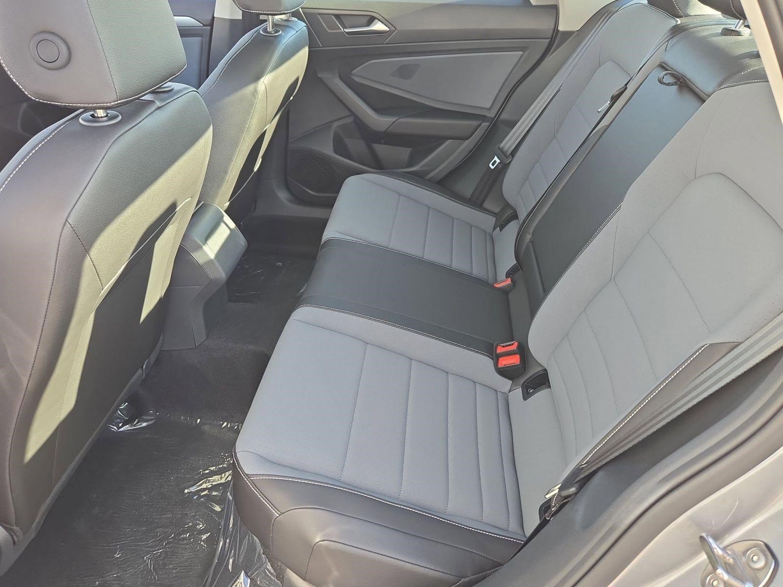 2025 Volkswagen Jetta SE - Photo 11