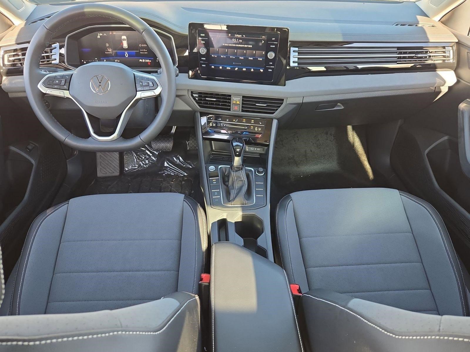 2025 Volkswagen Jetta SE - Photo 13