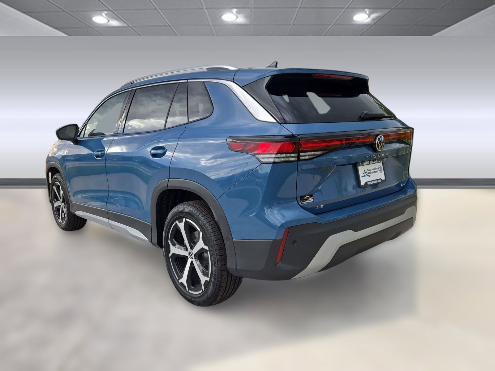 2025 Volkswagen Tiguan SE photo 3