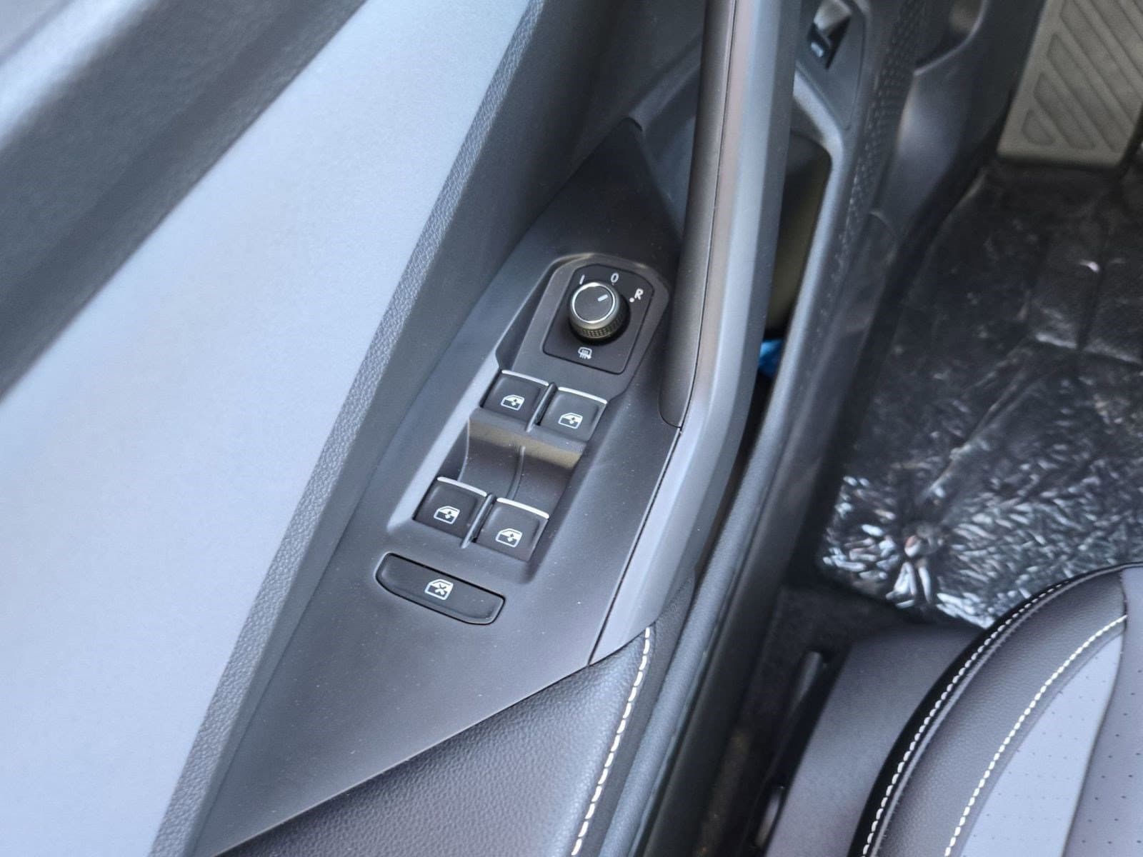 2025 Volkswagen Jetta SE - Photo 10