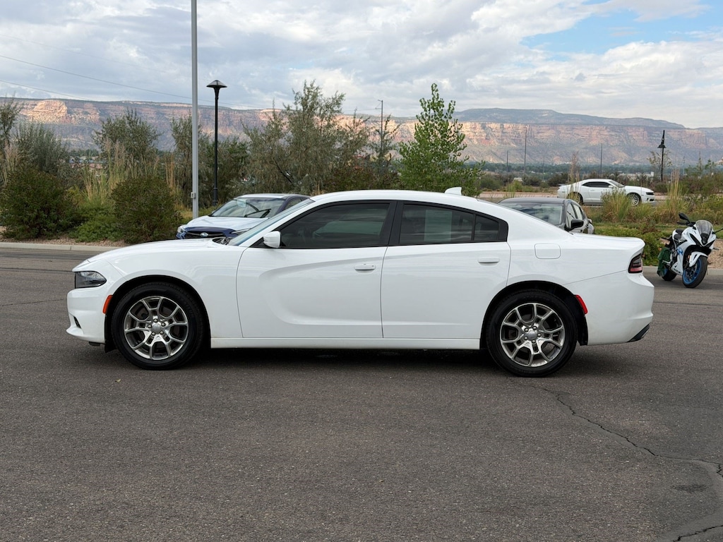 Used 2017 Dodge Charger SXT Sedan
