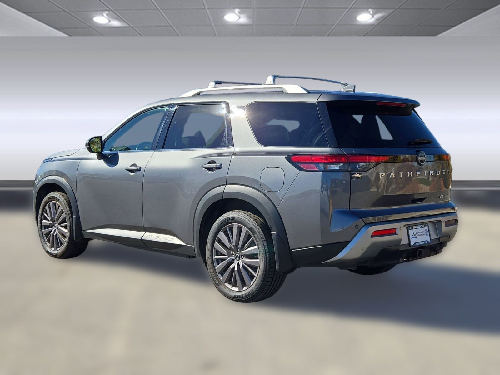2023 Nissan Pathfinder SL photo 2