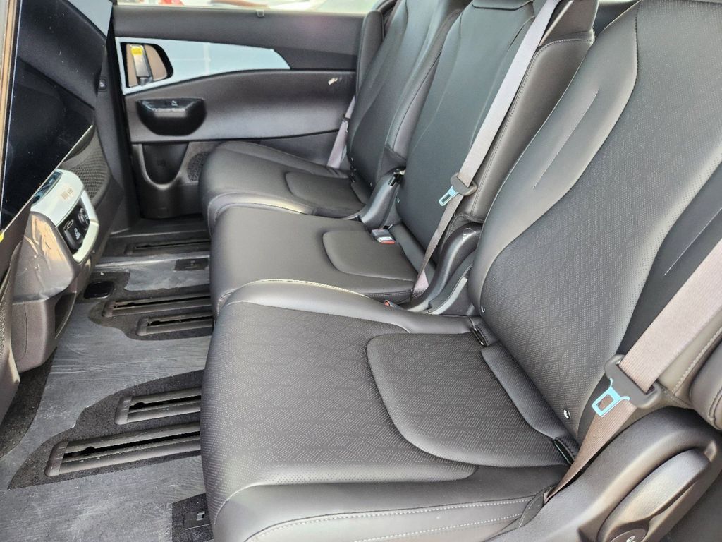 2025 Kia Carnival SX - Photo 14