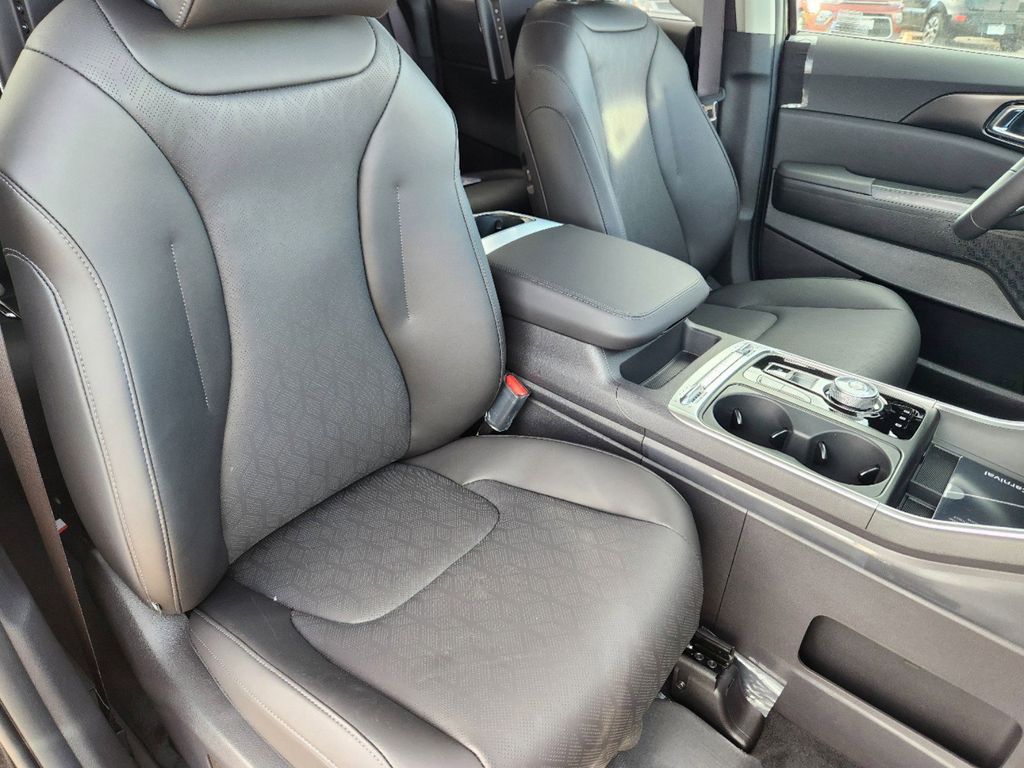 2025 Kia Carnival SX - Photo 18