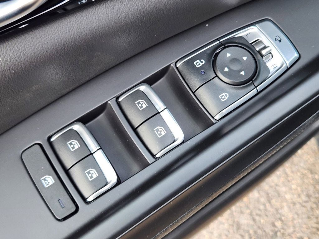 2025 Kia Carnival SX Prestige - Photo 9