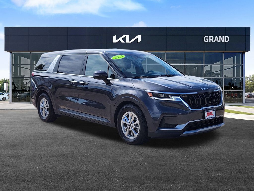 2023 Kia Carnival LX photo 2