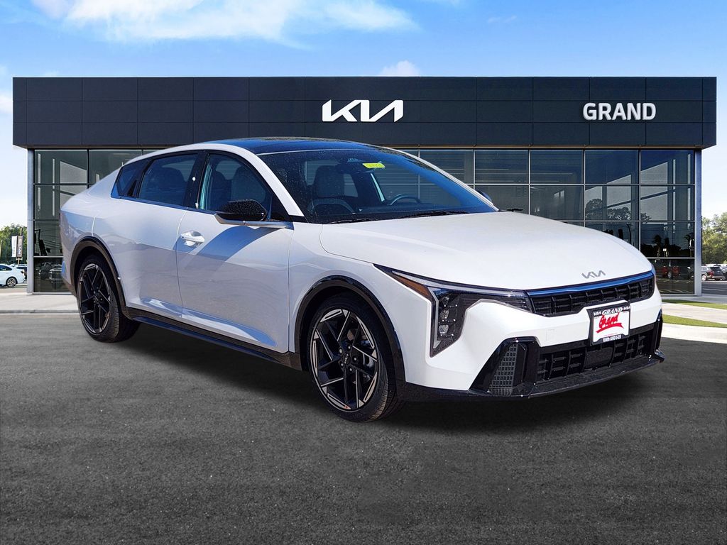 2025 Kia K4 GT-Line photo 2