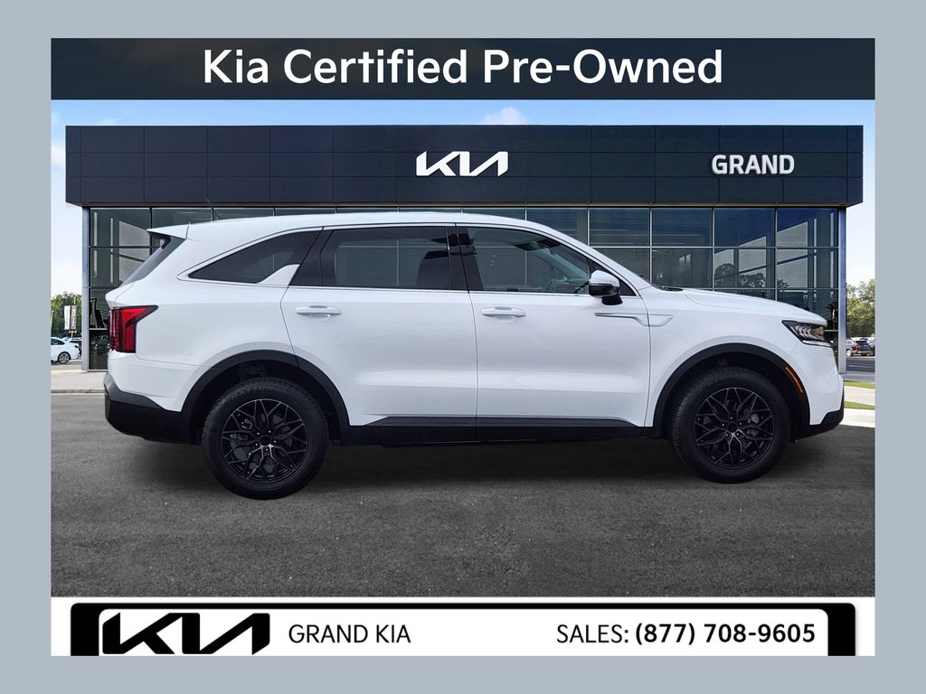 2022 Kia Sorento LX's photo