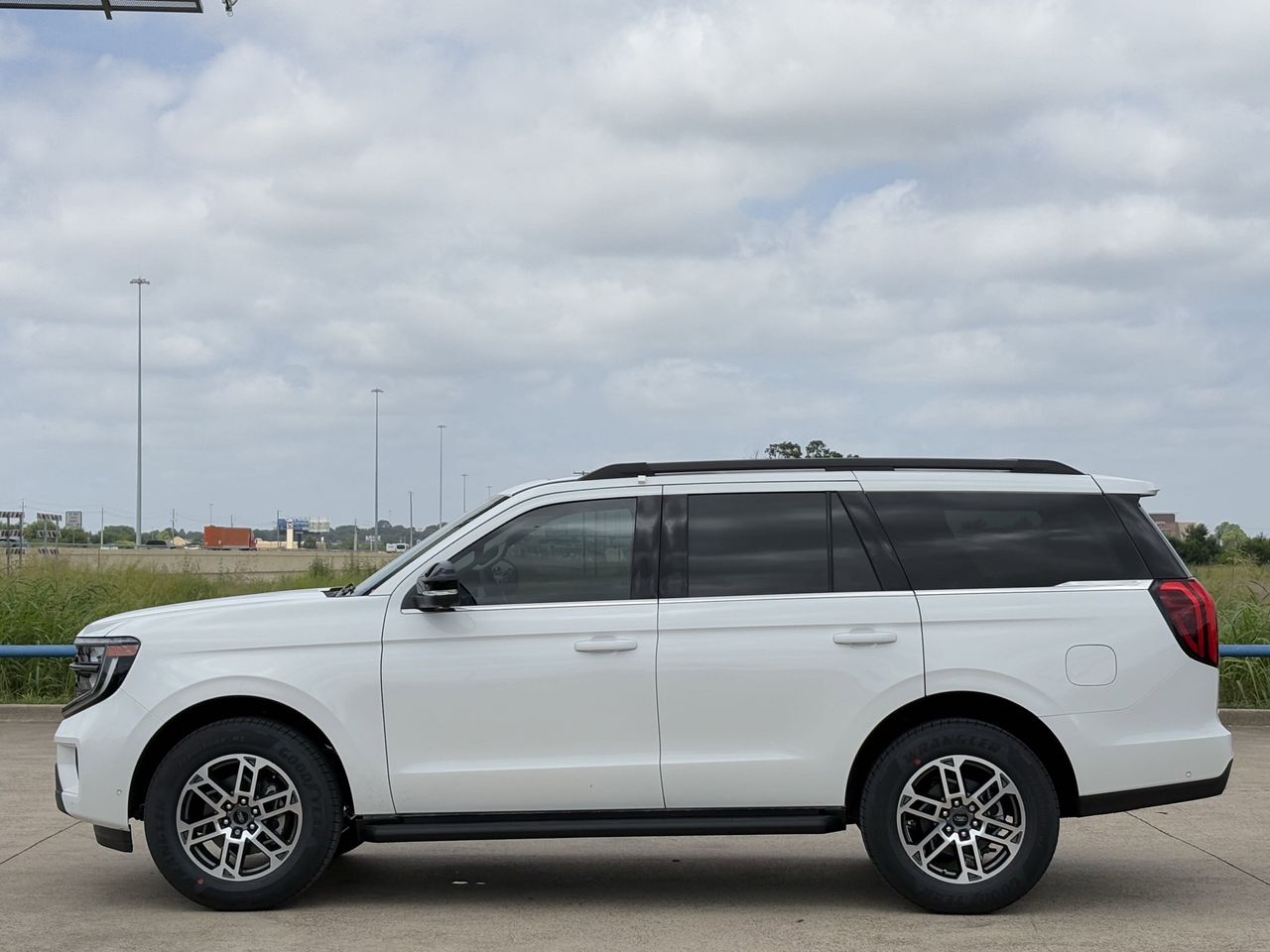 2025 Ford Expedition XLT photo 2