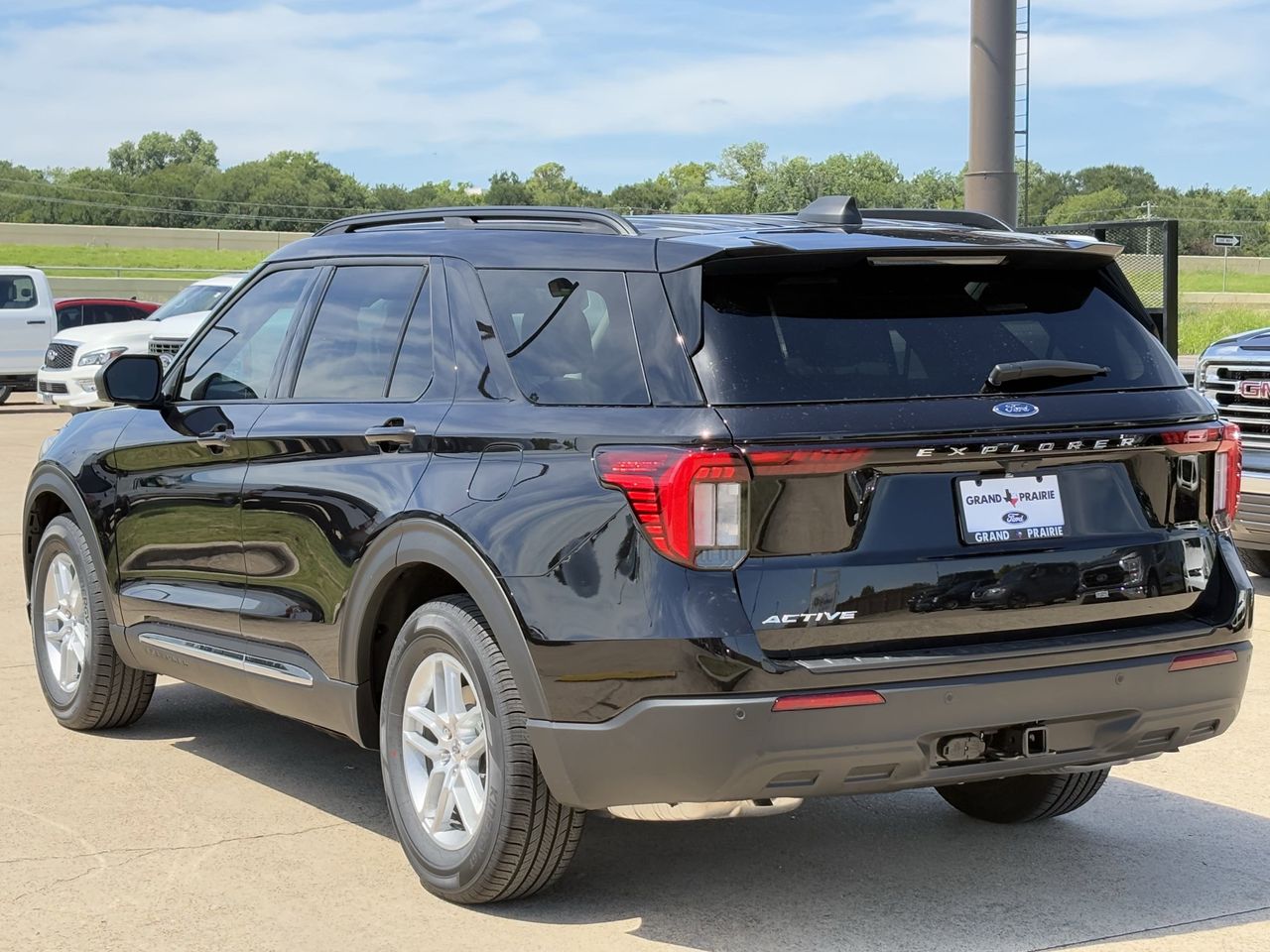 2025 Ford Explorer photo 4
