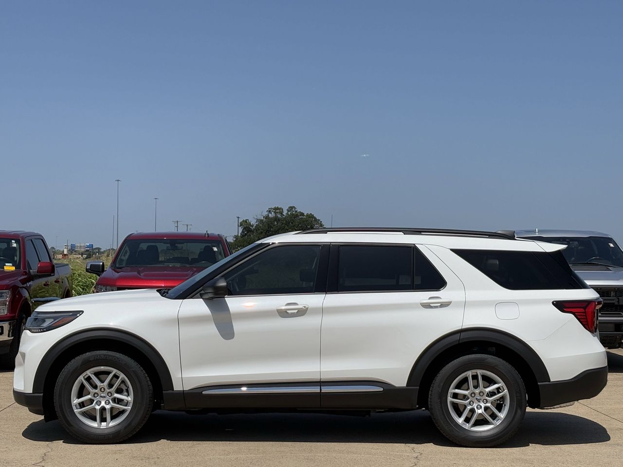2025 Ford Explorer photo 3