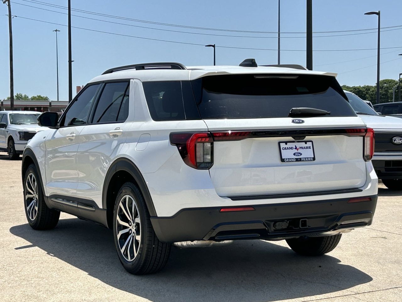 2025 Ford Explorer ST-Line photo 4