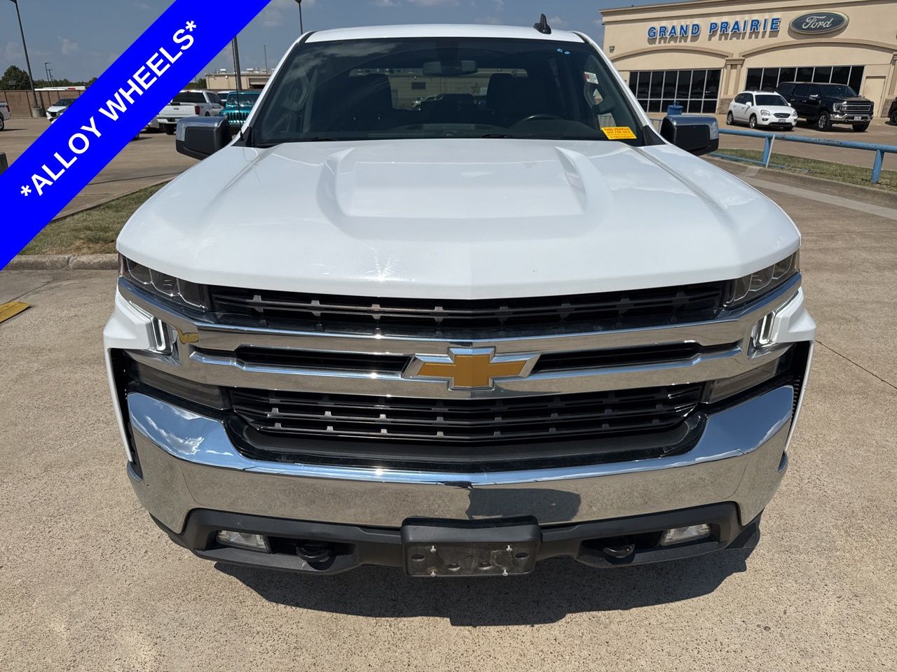 2021 Chevrolet Silverado LT photo 2