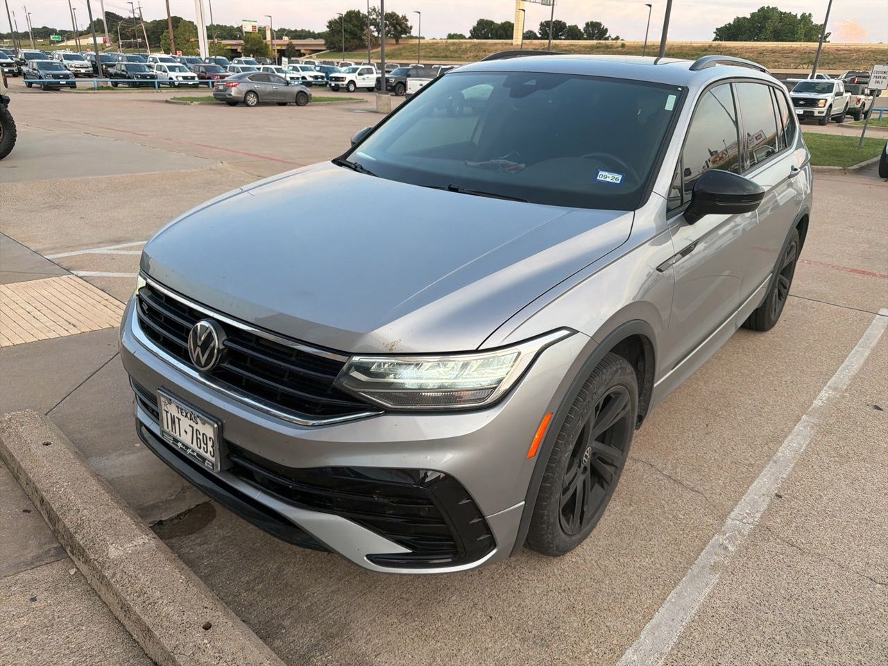 2023 Volkswagen Tiguan 2.0T SE R-Line Black's photo
