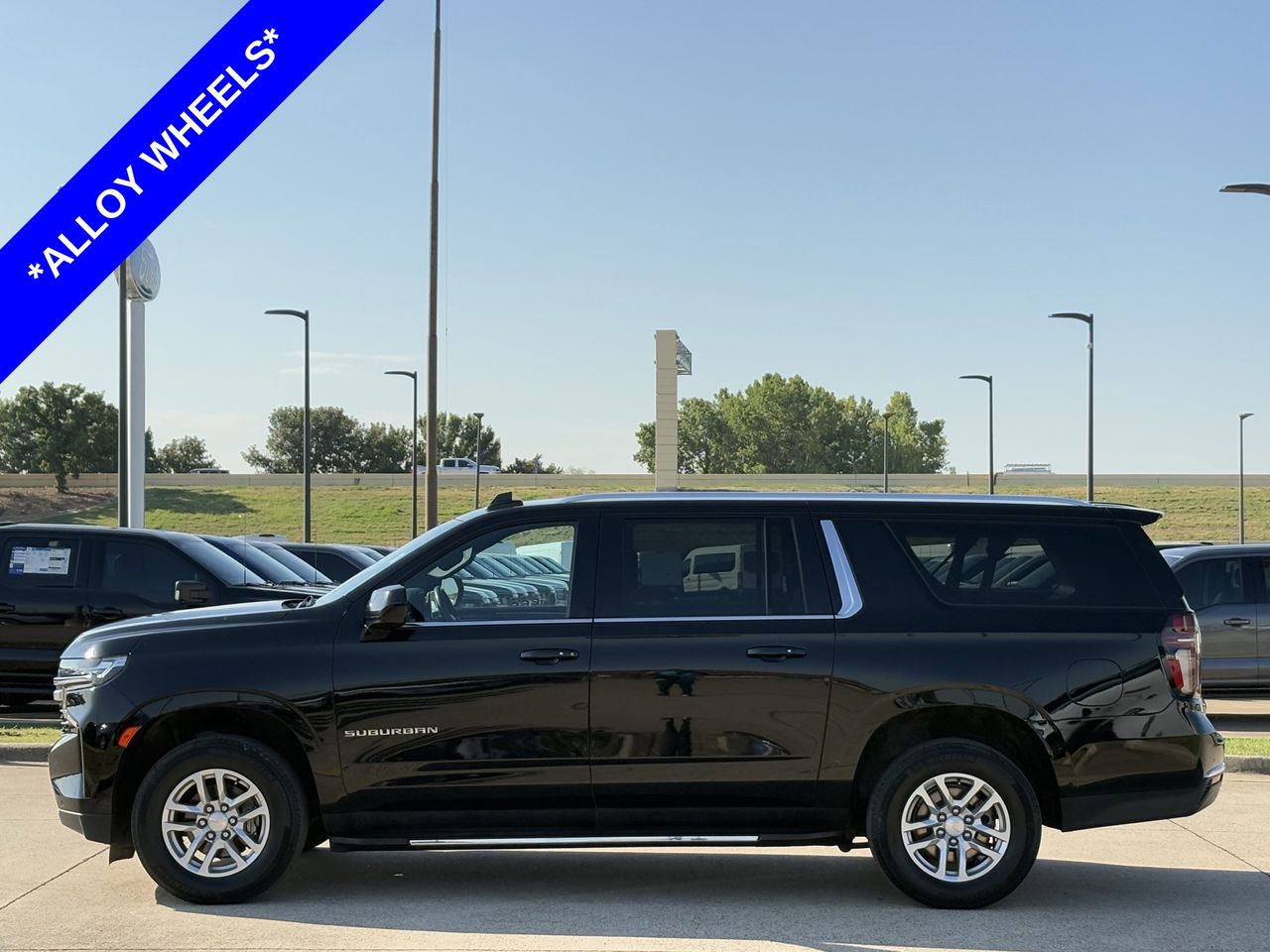 2023 Chevrolet Suburban LT photo 2