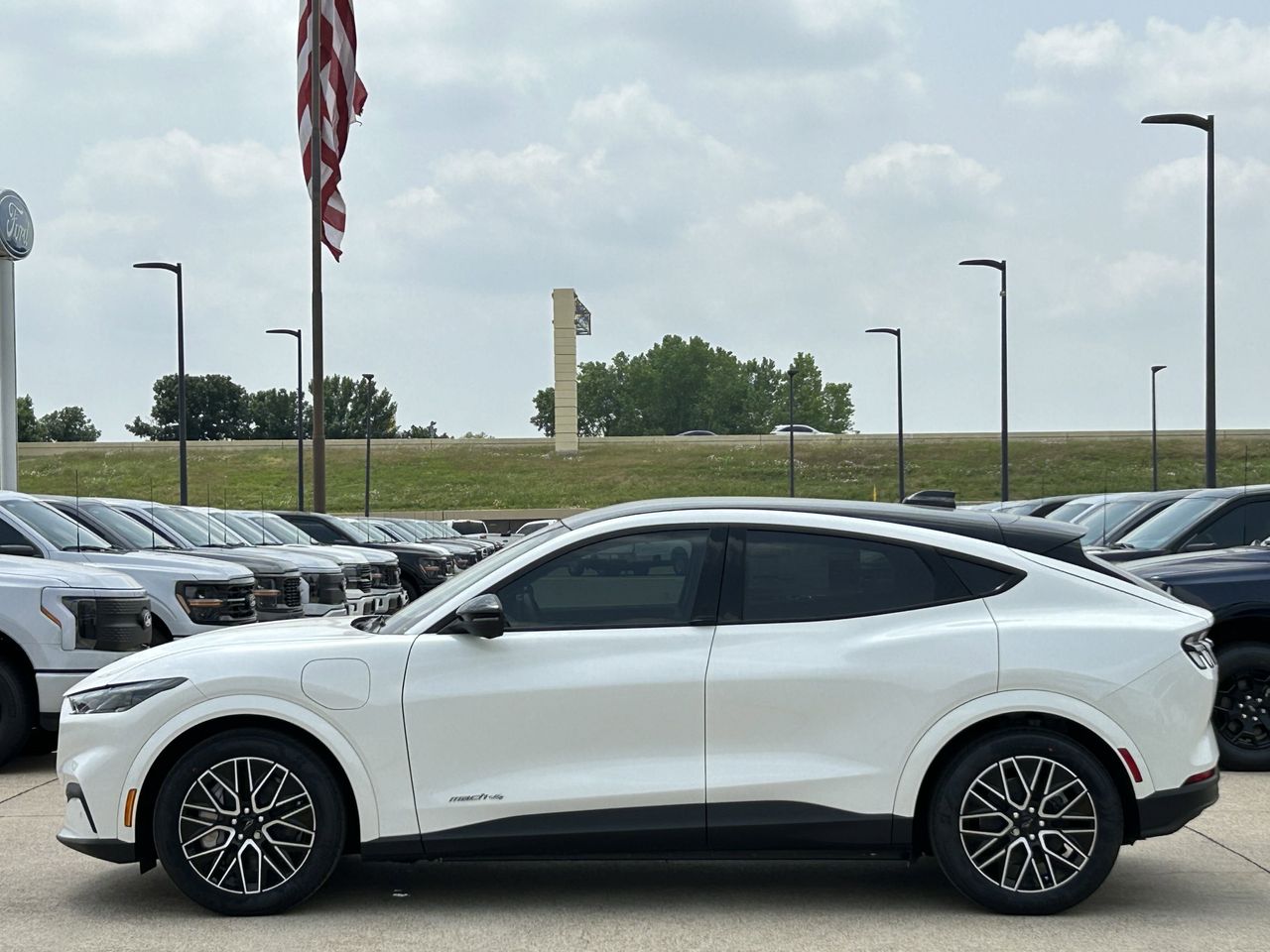 2025 Ford Mustang Mach-E Premium photo 3