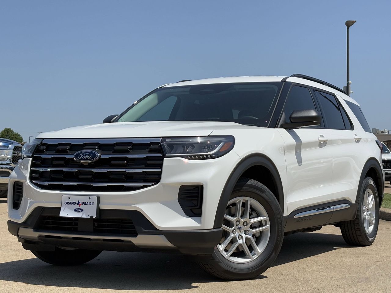 2025 Ford Explorer photo 2