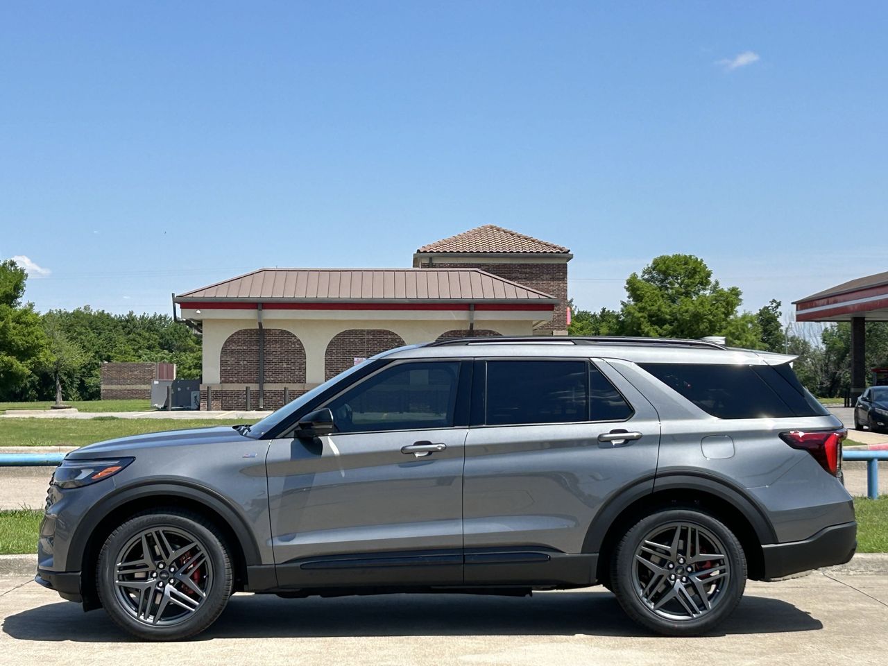 2025 Ford Explorer ST-Line photo 2