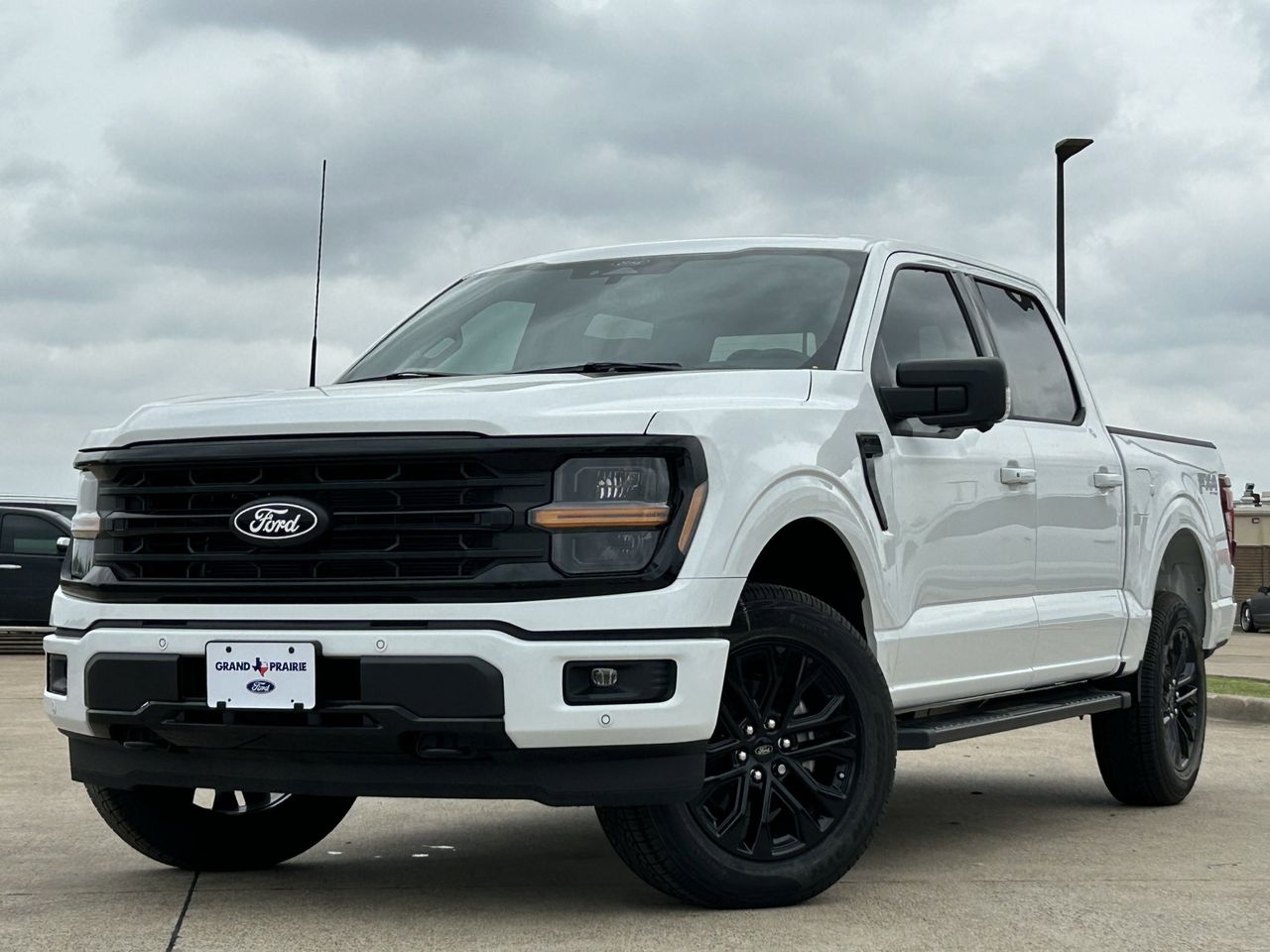 2025 Ford F-150 XLT photo 2