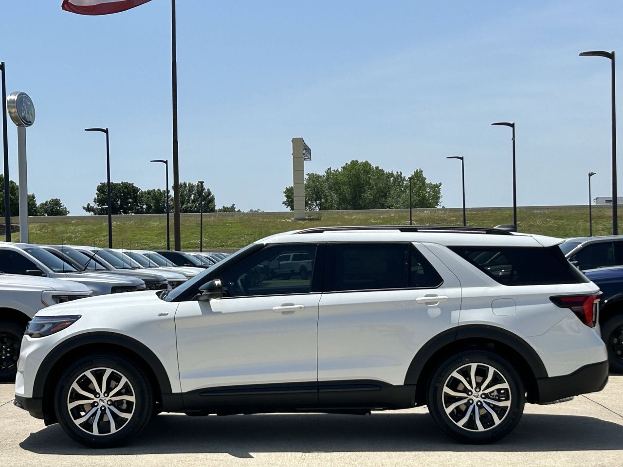 2025 Ford Explorer ST-Line photo 3