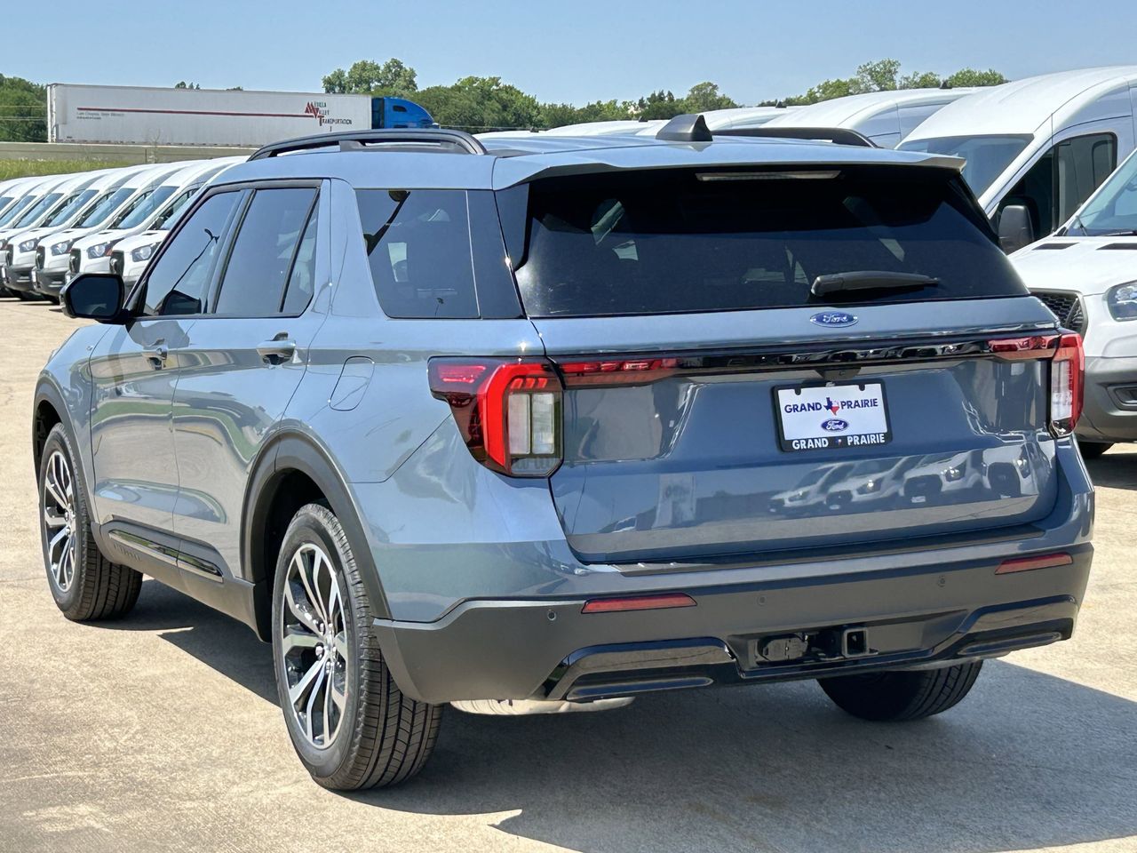 2025 Ford Explorer ST-Line photo 4