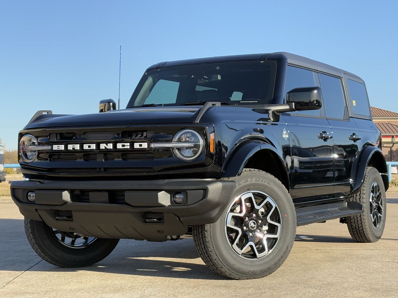 2025 Ford Bronco 4-Door Outer Banks's photo