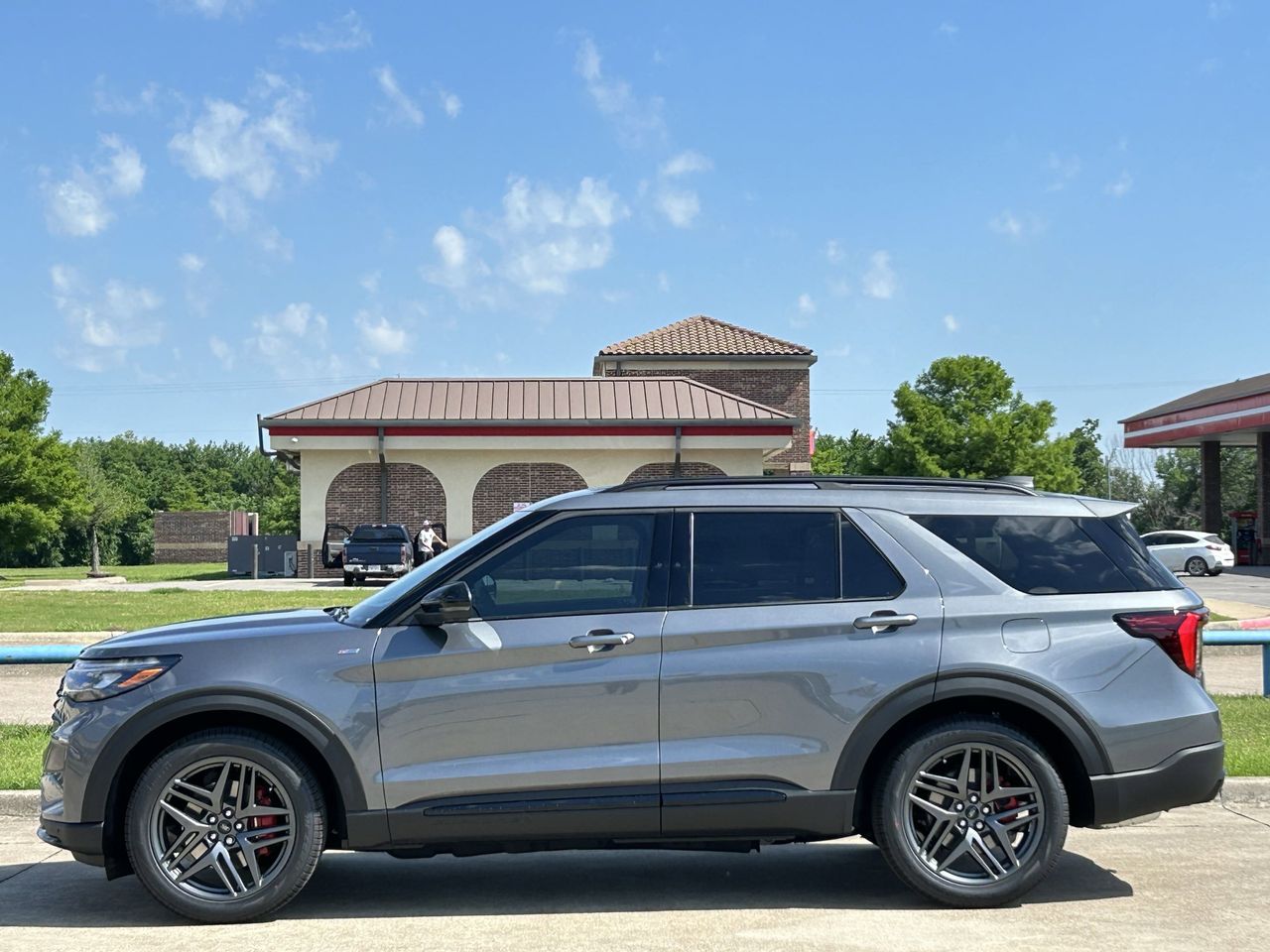 2025 Ford Explorer ST-Line photo 3
