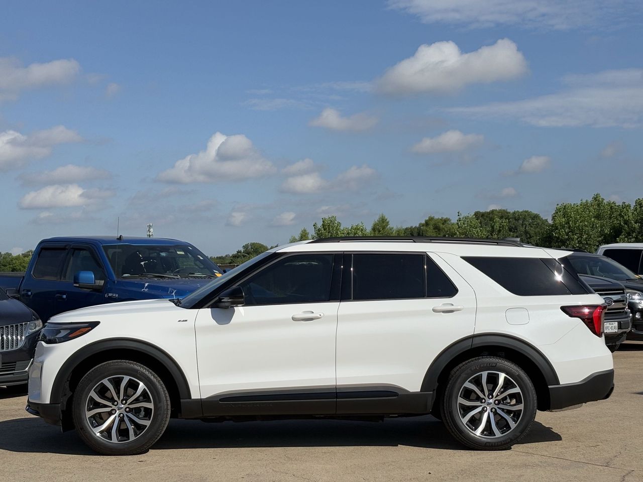 2025 Ford Explorer ST-Line photo 3