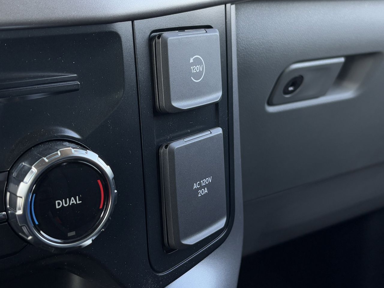 2025 Ford F-150 XLT - Photo 23