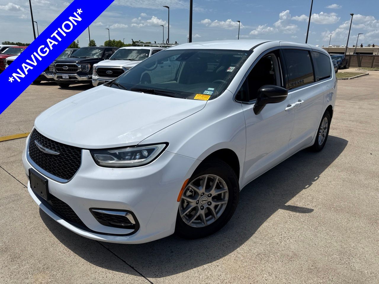 2024 Chrysler Pacifica Touring L's photo
