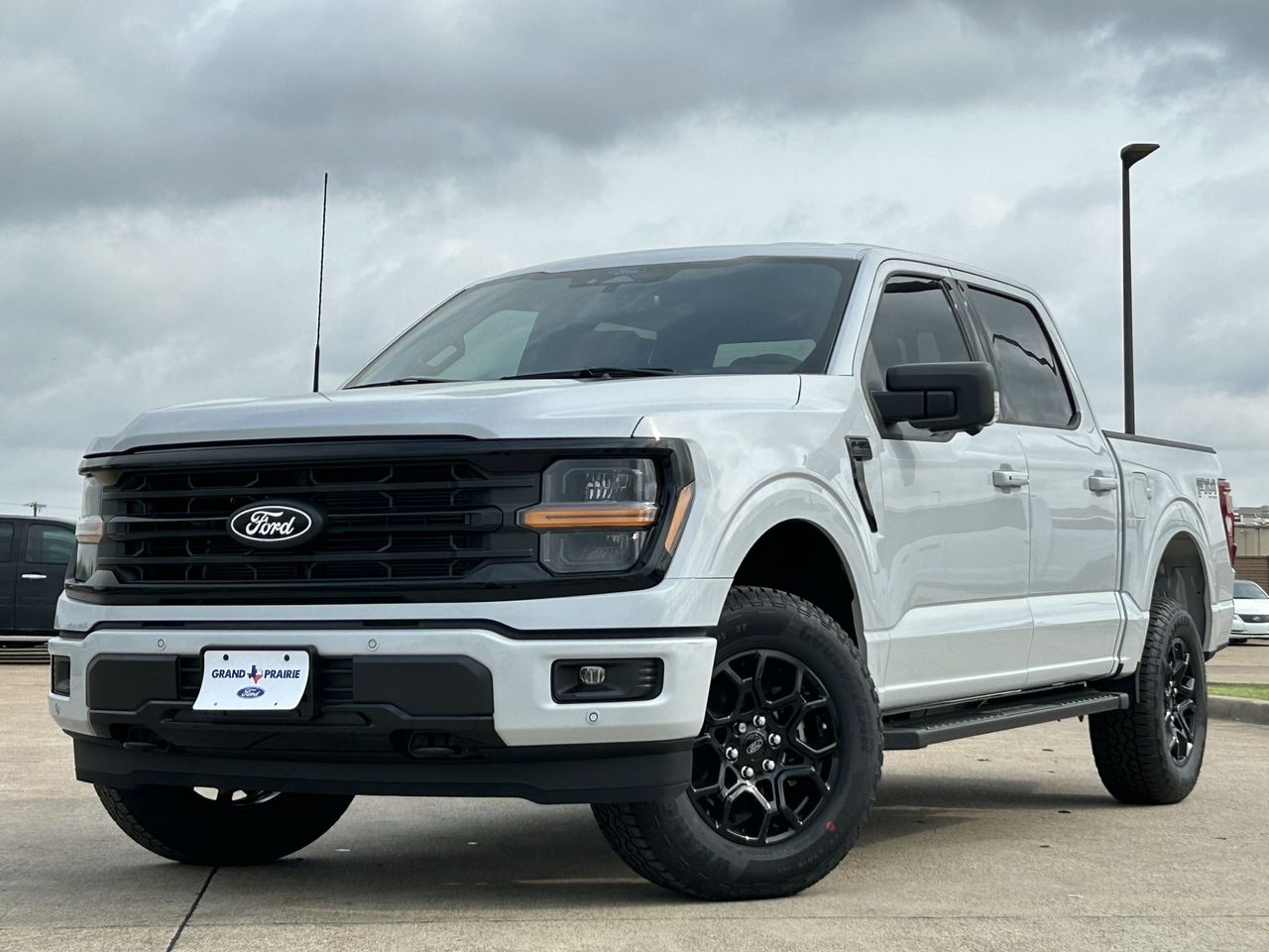 2025 Ford F-150 XLT photo 2