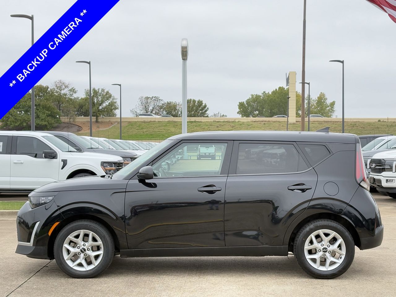 2023 Kia Soul LX photo 2