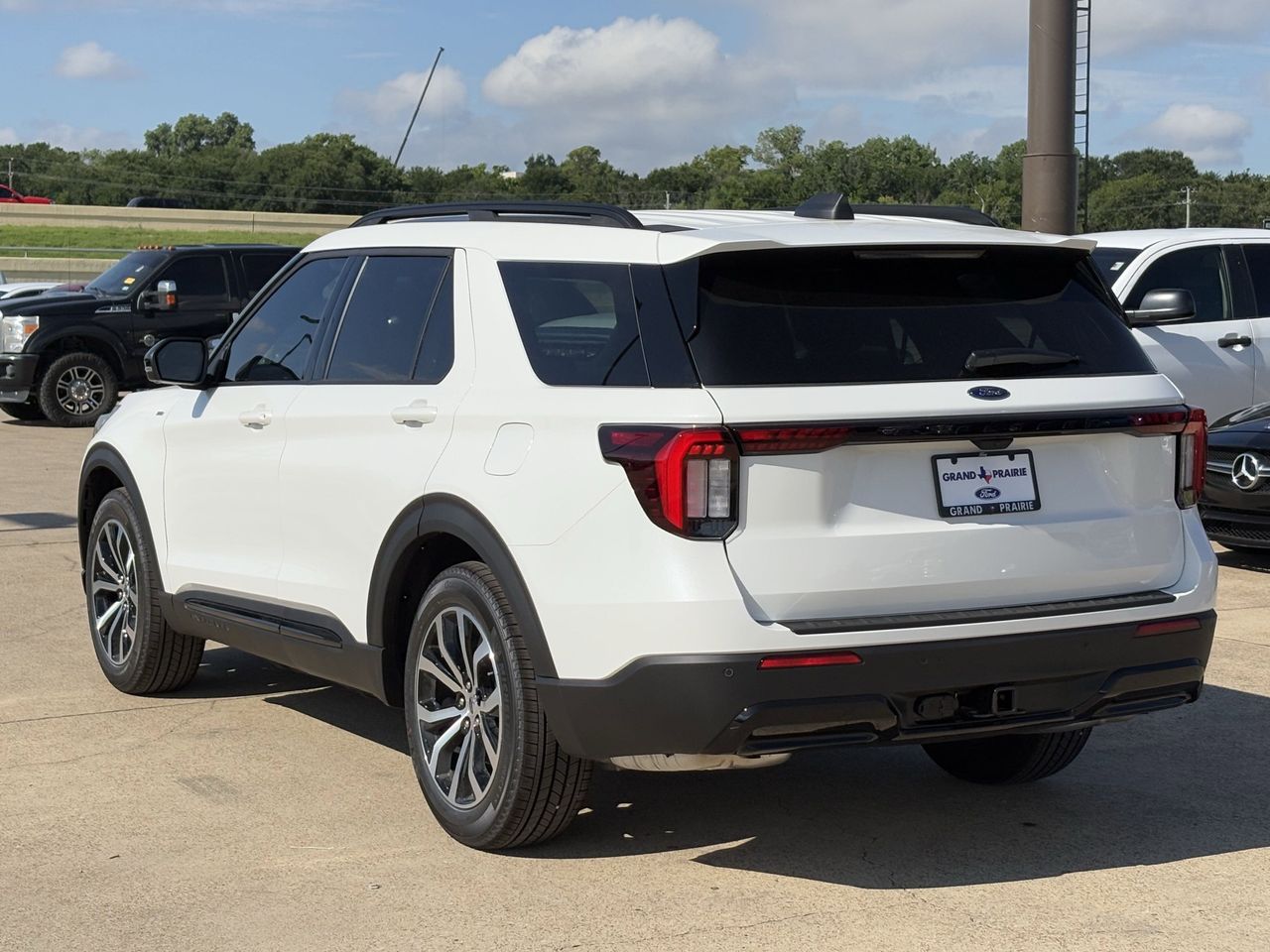 2025 Ford Explorer ST-Line photo 4