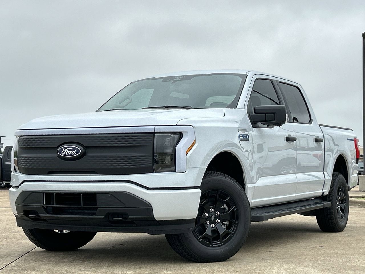 2025 Ford F-150 Lightning XLT photo 2