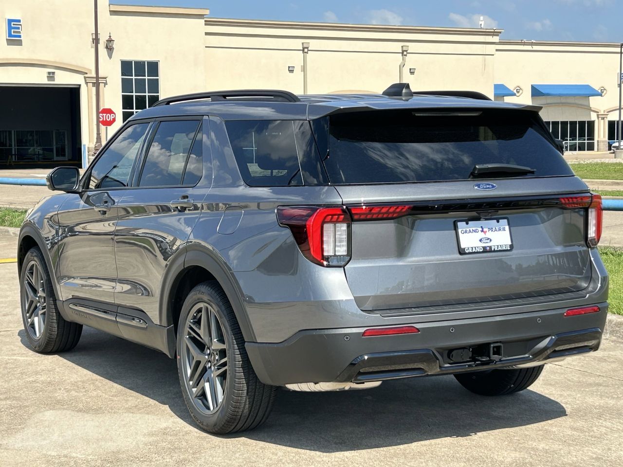 2025 Ford Explorer ST-Line photo 4