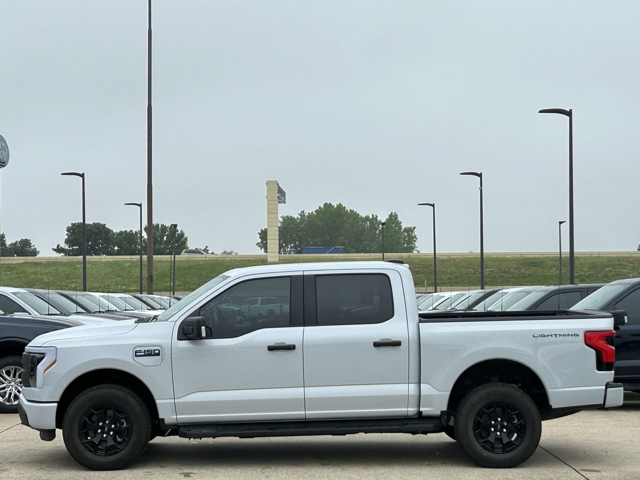 2025 Ford F-150 Lightning XLT photo 3