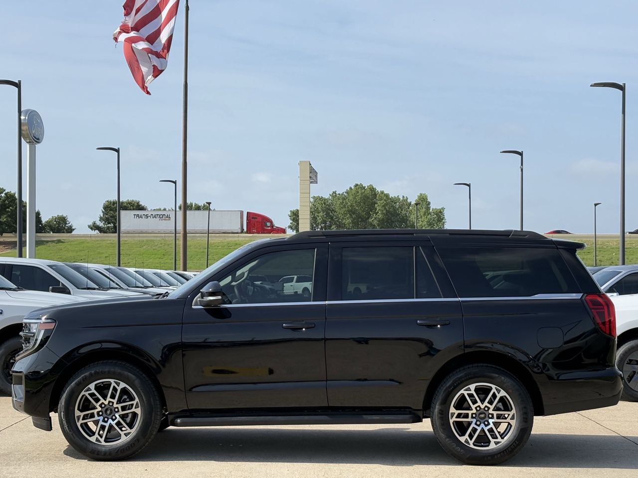 2025 Ford Expedition XLT photo 3