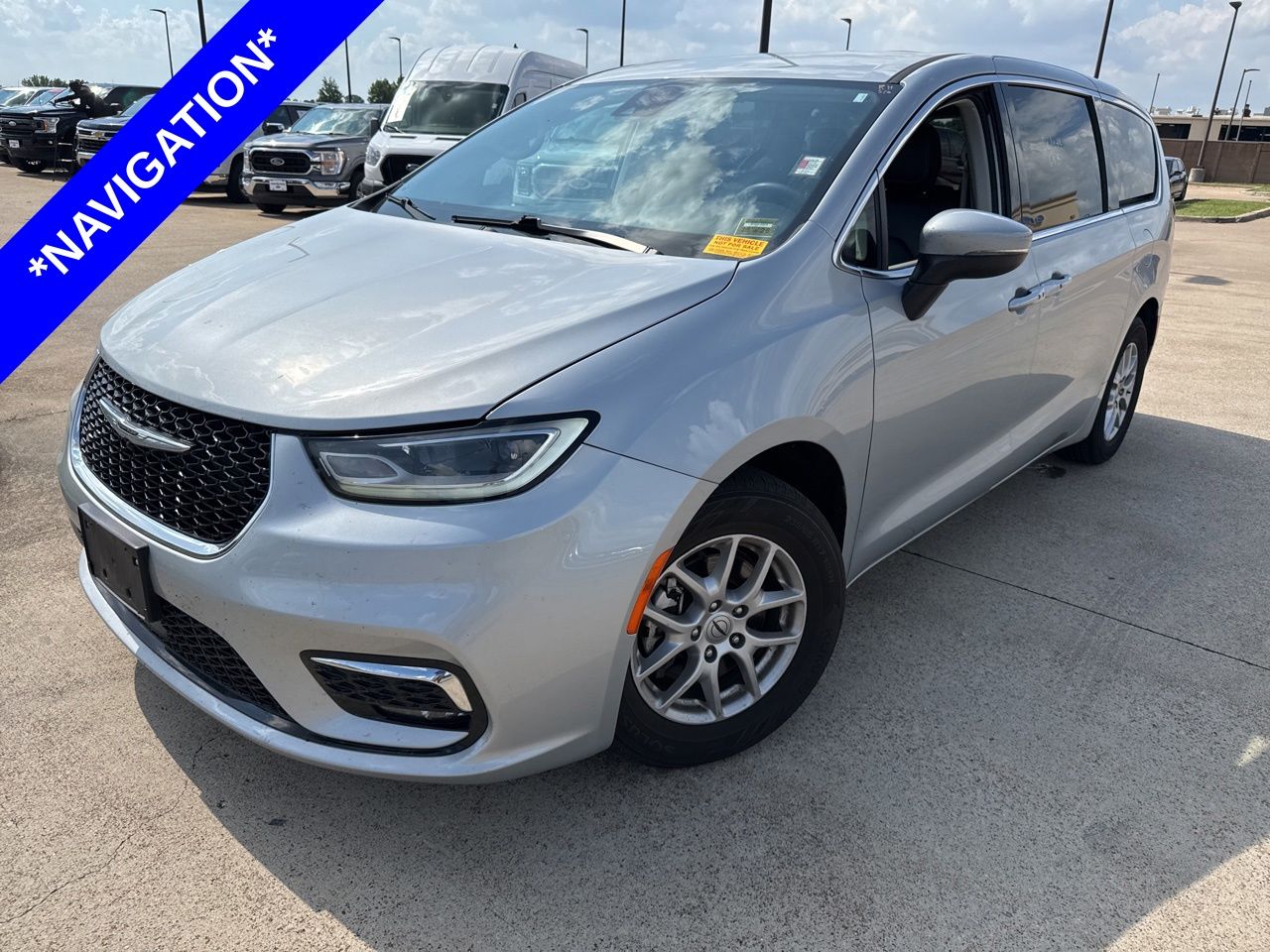 2023 Chrysler Pacifica Touring L's photo