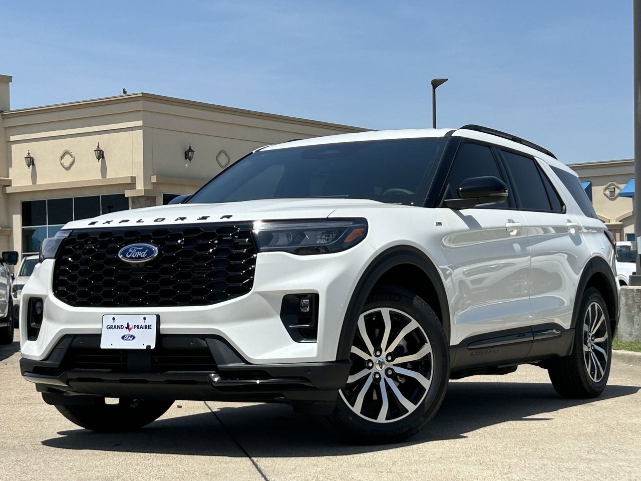 2025 Ford Explorer ST-Line photo 2
