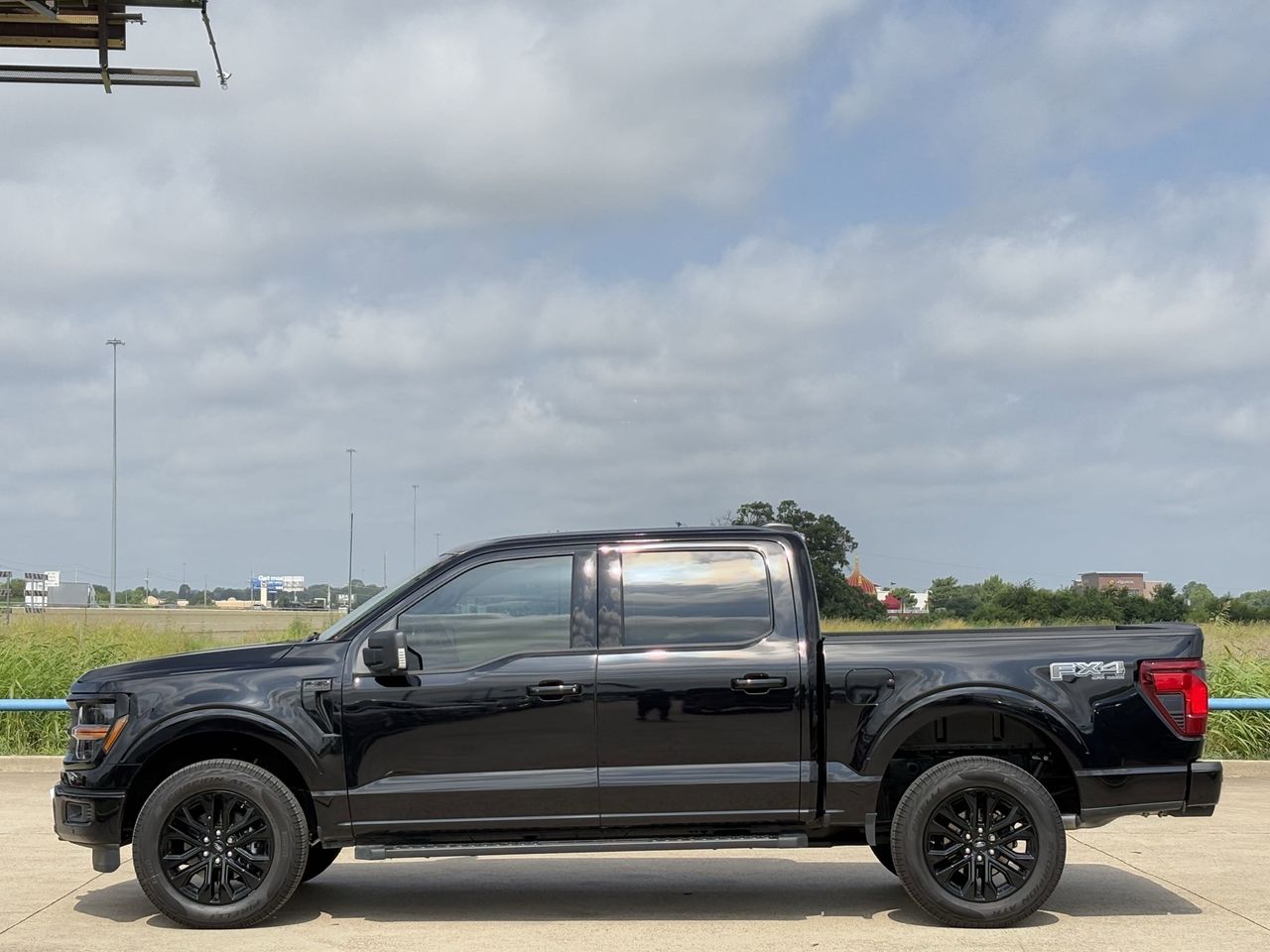 2025 Ford F-150 XLT photo 2