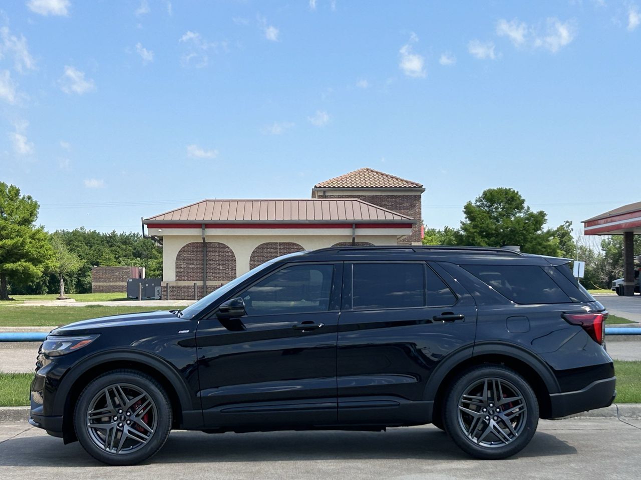2025 Ford Explorer ST-Line photo 3