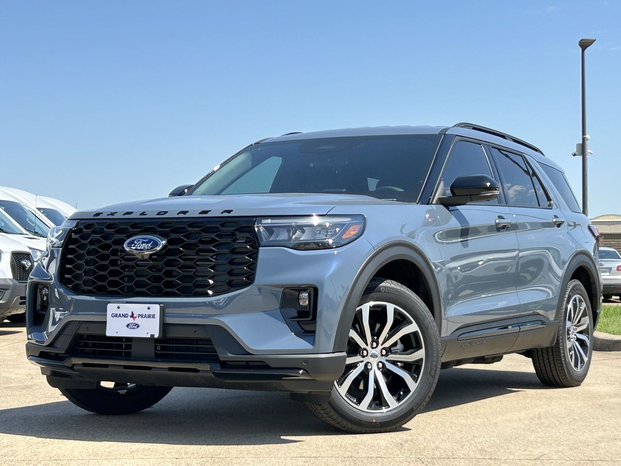 2025 Ford Explorer ST-Line photo 2