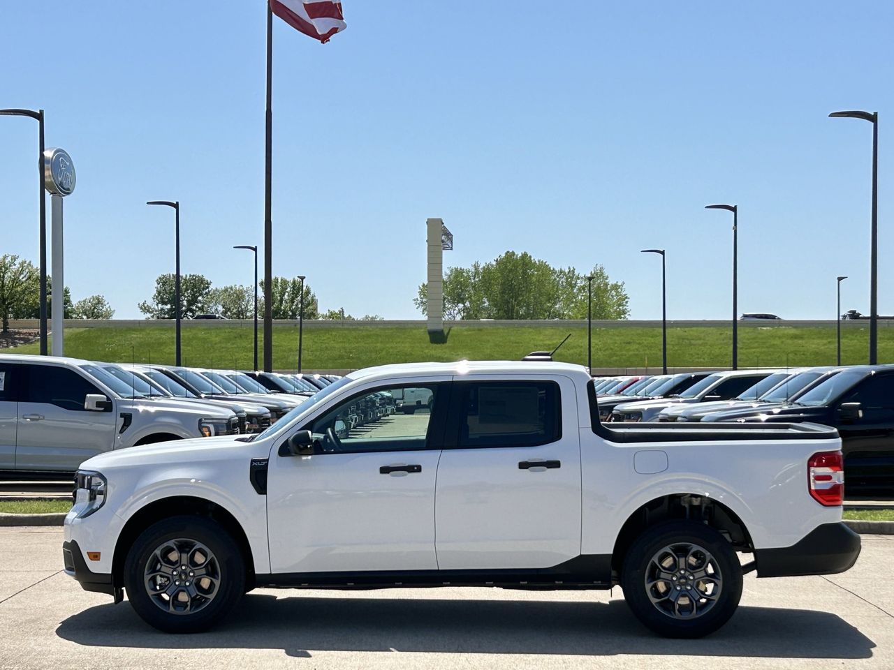 2025 Ford Maverick XLT photo 3