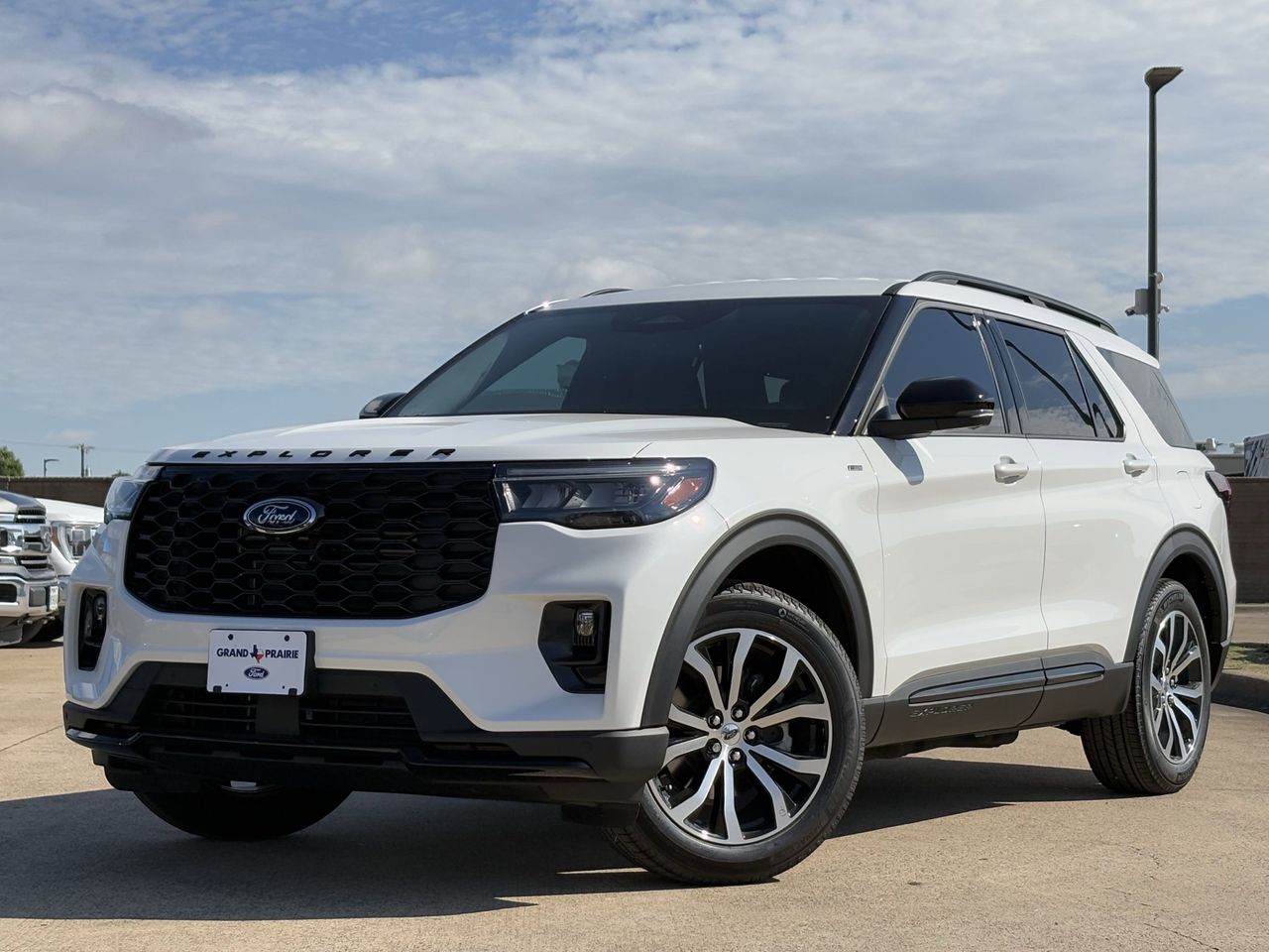 2025 Ford Explorer ST-Line photo 2
