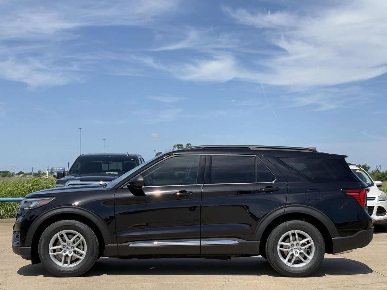 2025 Ford Explorer photo 3